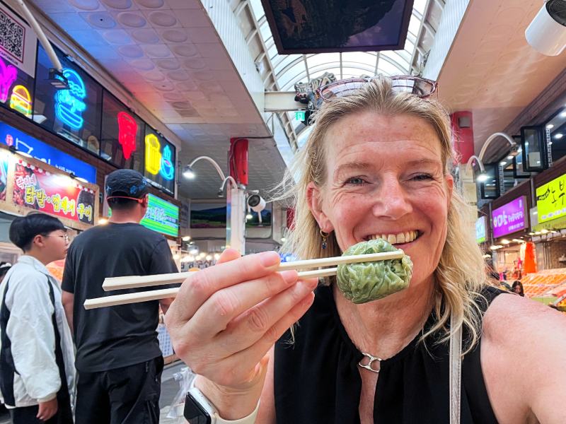 Reisende probiert Streetfood in Südkorea