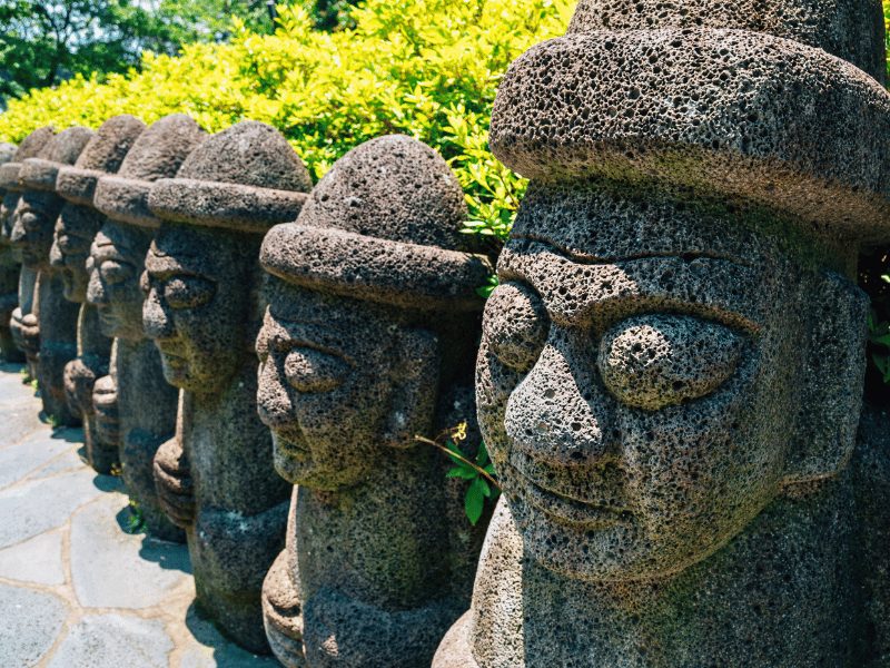 Steinstatuen in einem Park auf Jeju, Südkorea