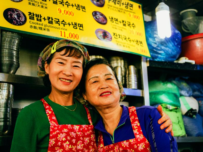 Zwei einheimische Frauen auf Jeju, Südkorea