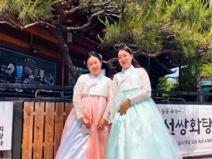 Zwei Koreanerinnen in traditioneller Hanbok Kleidung in Südkorea