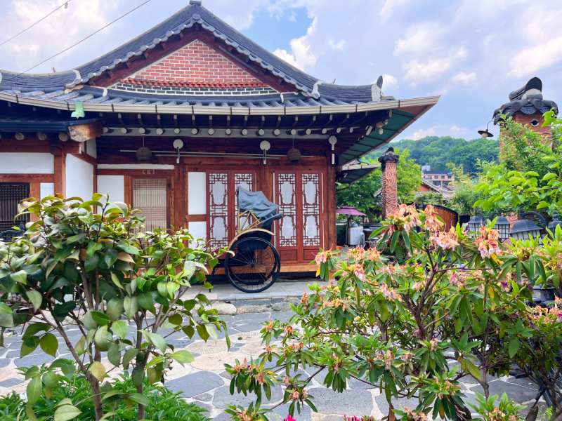 Rikscha vor einem Tempel in Jeonju, Südkorea