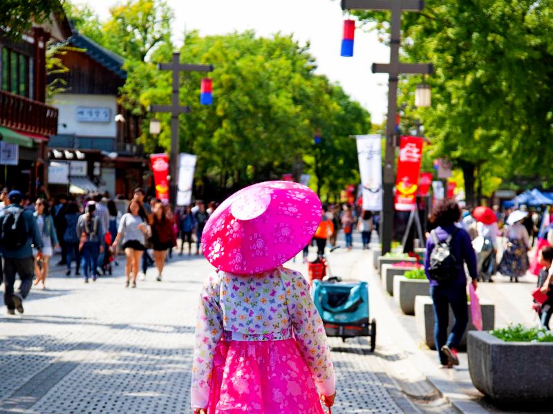 Koreanerin in traditioneller Hanbok Kleidung in Südkorea