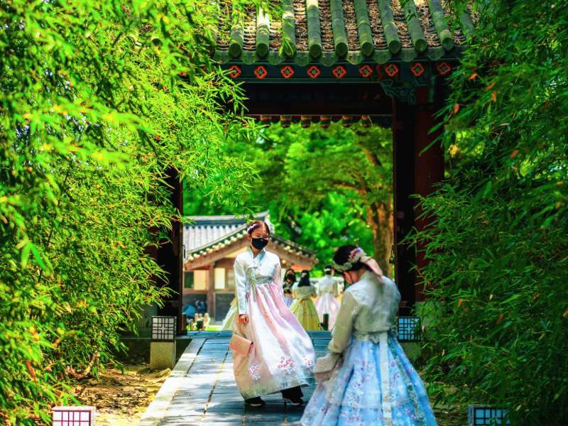 Zwei Koreanerinnen in traditioneller Hanbok Kleidung in Südkorea