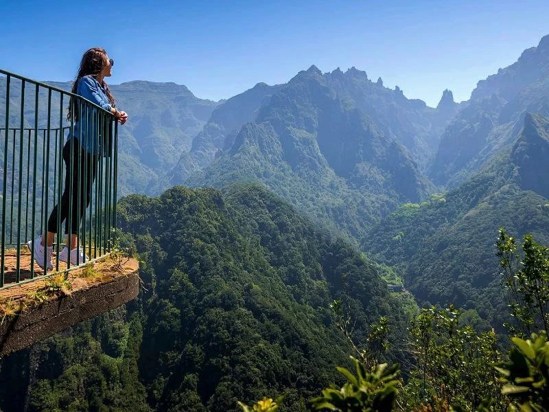 Touristin auf einer Aussichtsplattform im Jirisan Nationalpark in Südkorea