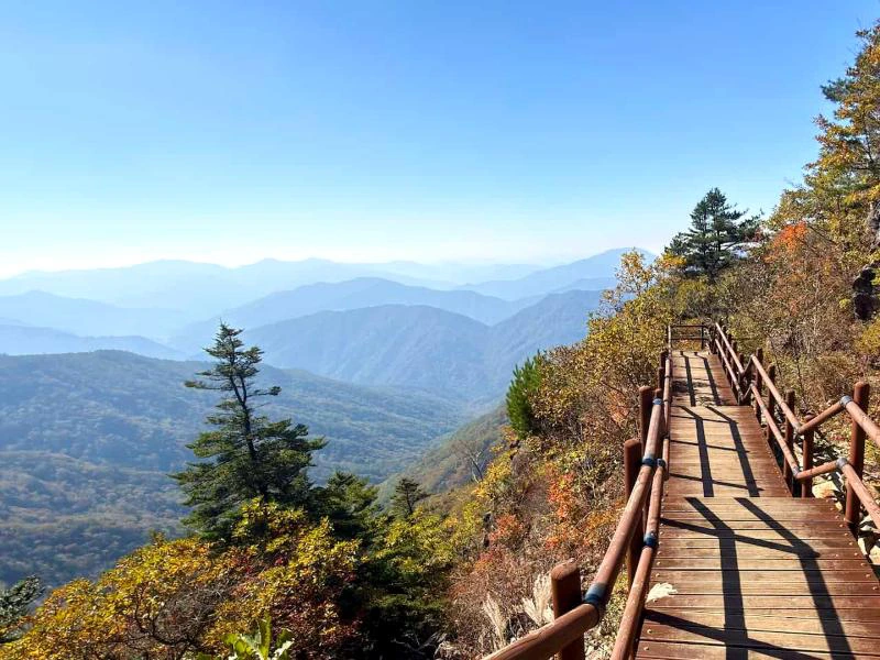 Wanderweg mit Blick auf die weite Landschaft im Jirisan Nationalpark, Südkorea