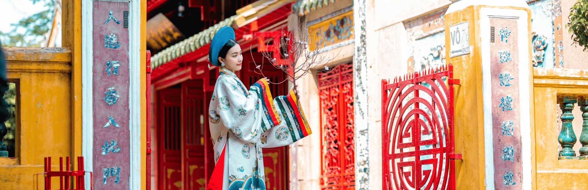 Südkoreanerin in einem traditionellen Hanbok vor einem Tempel