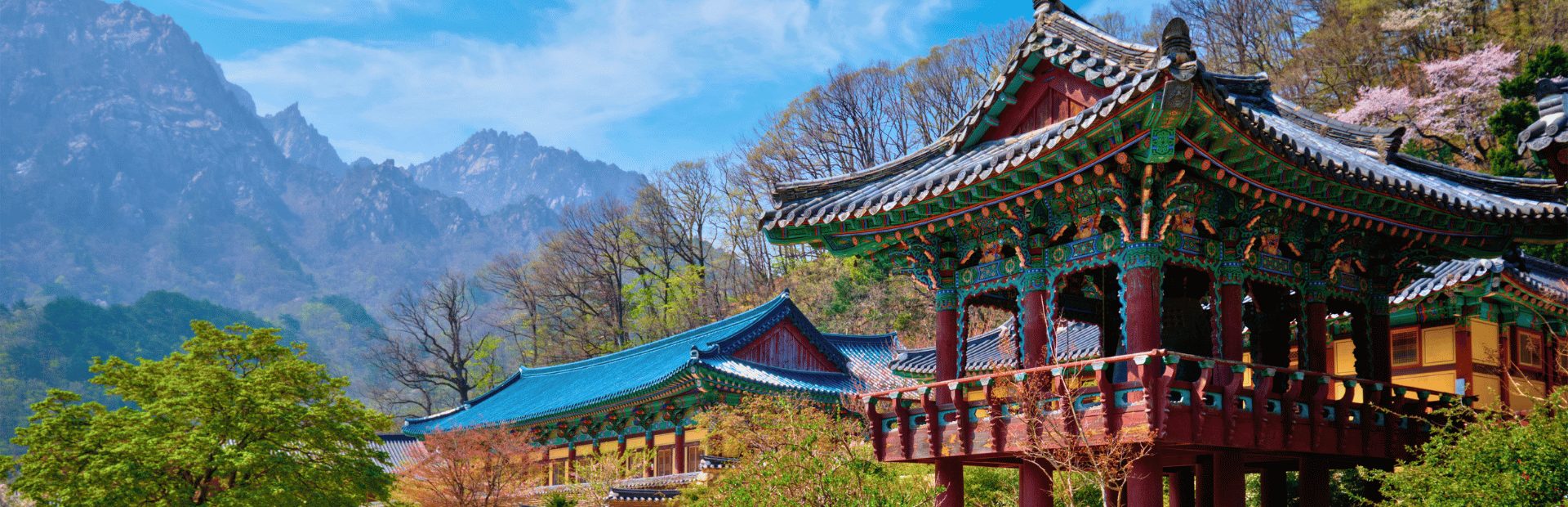 Tempel vor den Bergen im Seoraksan Nationalpark in Südkorea