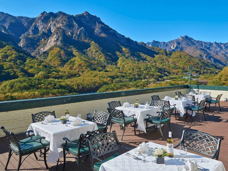 Außenrestaurant im Hotel in der Nähe des Seoraksan Nationalparks, Südkorea