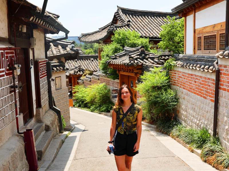 Touristin in einem alten Viertel in Seoul in Südkorea