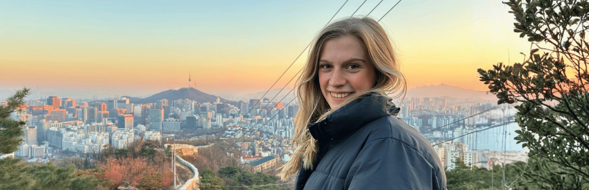 Touristin an einem Aussichtspunkt über Seoul in Südkorea