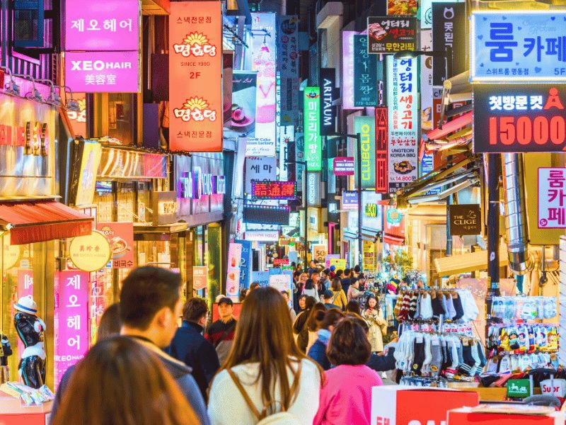 Straße mit Neonreklame in Seoul, Südkorea