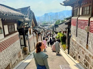 Touristin in einem traditionellen Viertel in Seoul, Südkorea