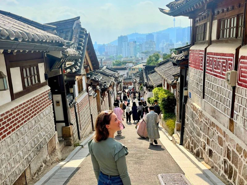 Touristin in einem traditionellen Viertel in Seoul, Südkorea