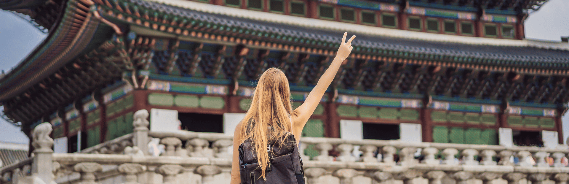 Tourist posiert vor einem Tempel in Seoul, Südkorea