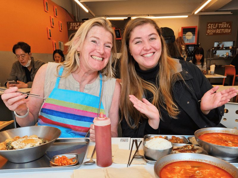 Touristinnen beim Essen in Südkorea