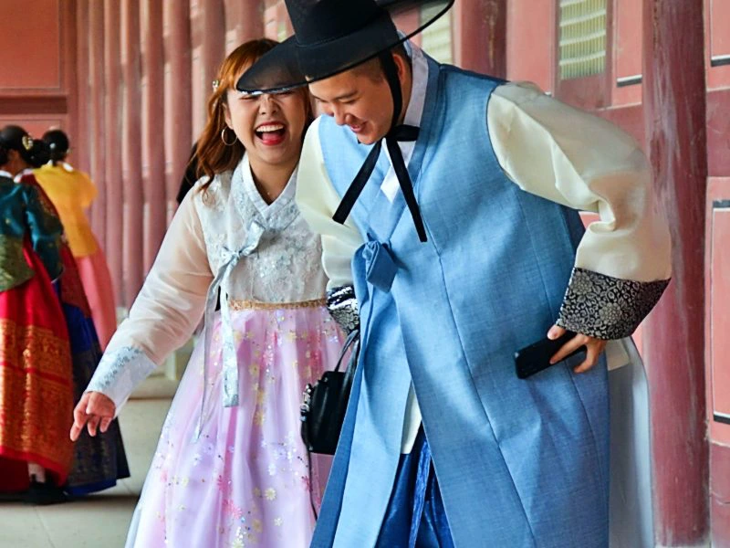 Zwei Einheimische in traditioneller Kleidung in Südkorea