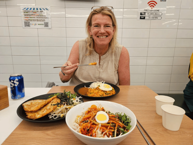 Frau im Restaurant in Südkorea